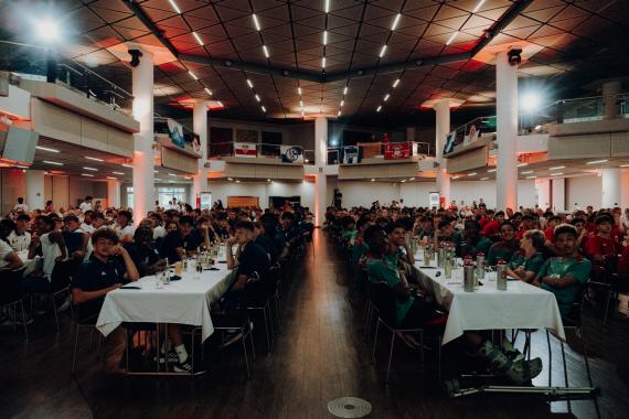 Spieler an den Gala-Tischen bei der Players Night 2024